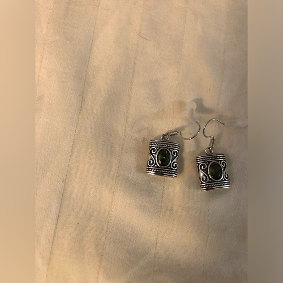 Elegant Silver and Green Earrings - Picture 2 of 7
